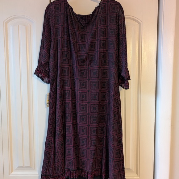 Max Edition Dresses & Skirts - Max Edition 3/4 Sleeve Dress in Black and Red